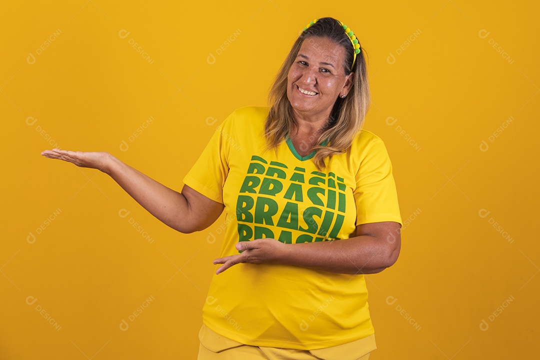 Mulher meia idade brasileira torcedora usando camiseta do brasil