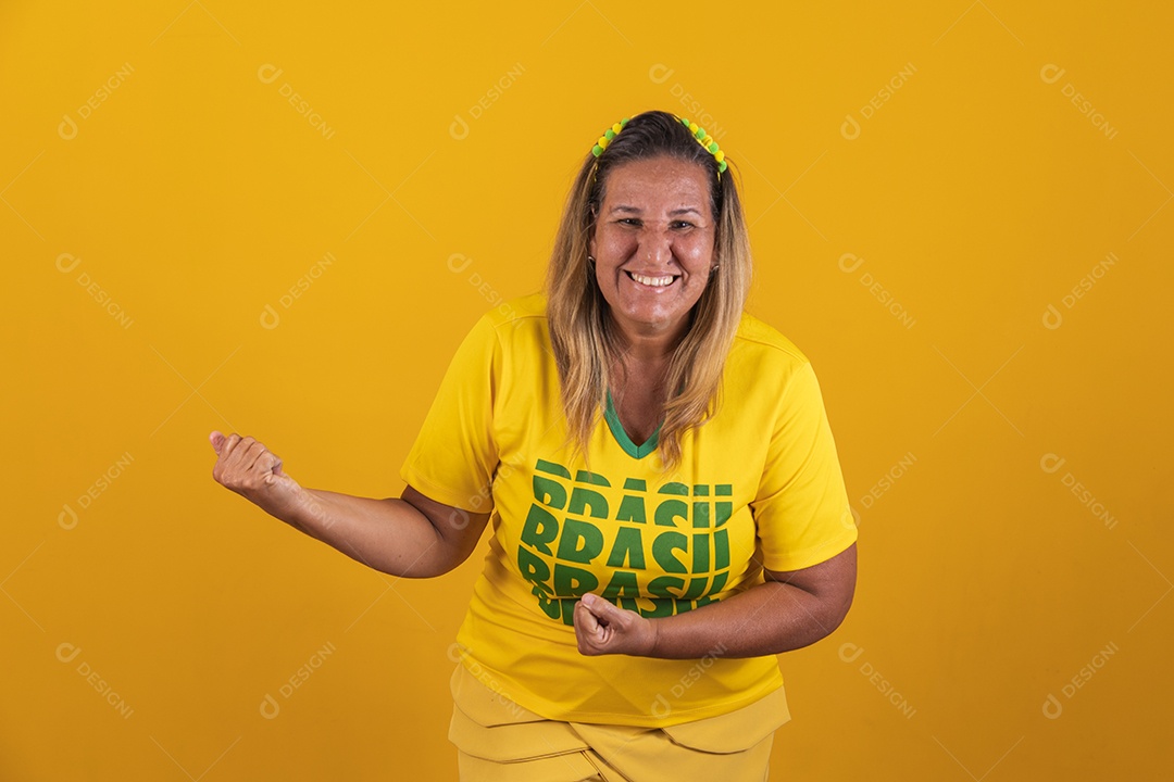 Mulher meia idade brasileira torcedora usando camiseta do brasil
