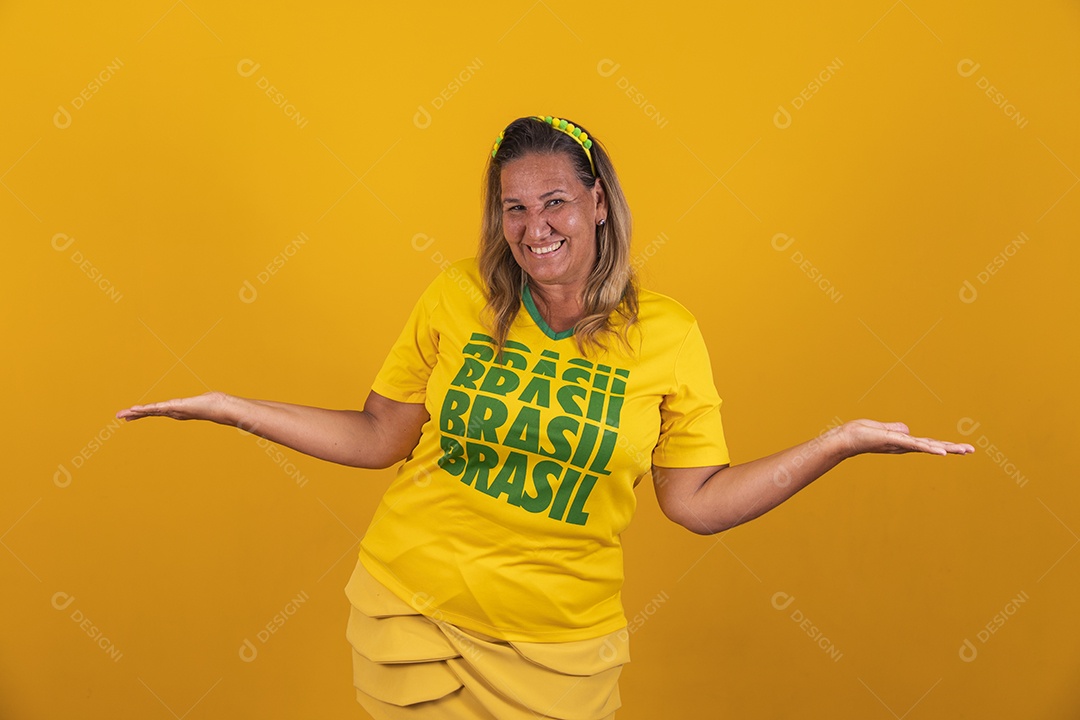 Mulher meia idade brasileira torcedora usando camiseta do brasil