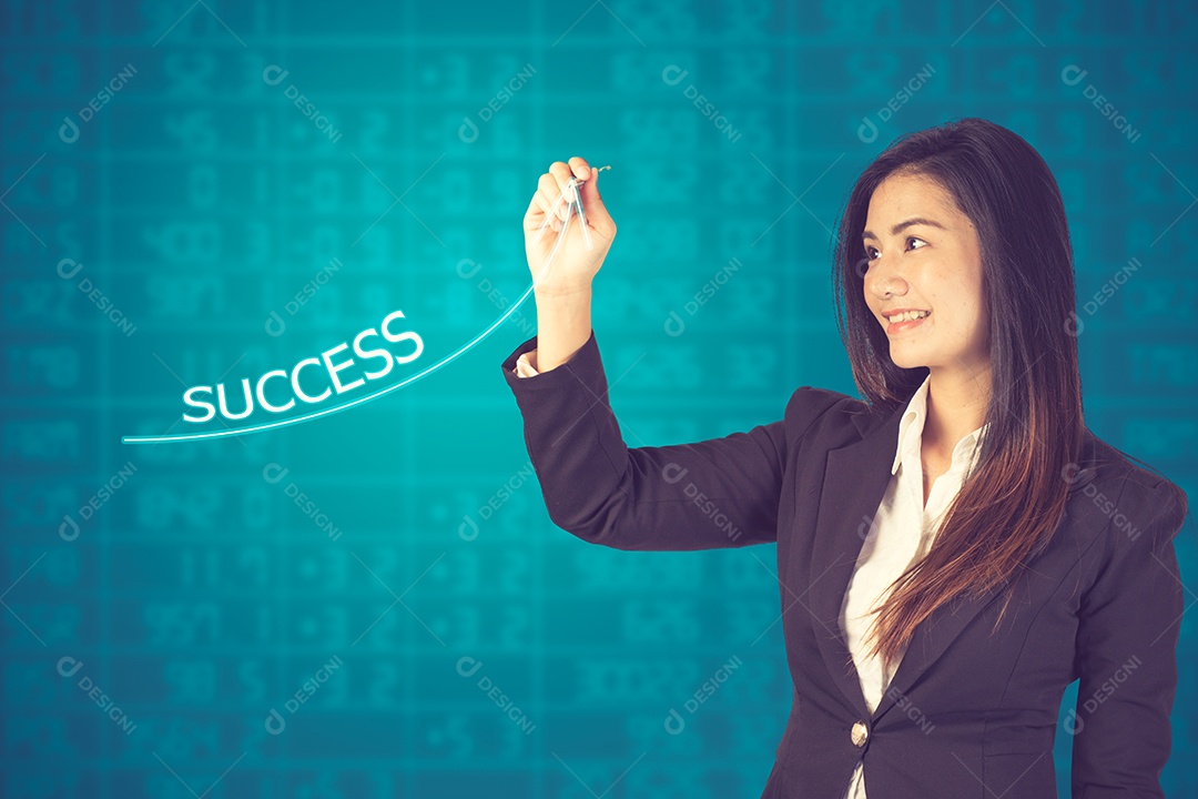 Mulher de negócios desenhando um plano para estratégia de negócios