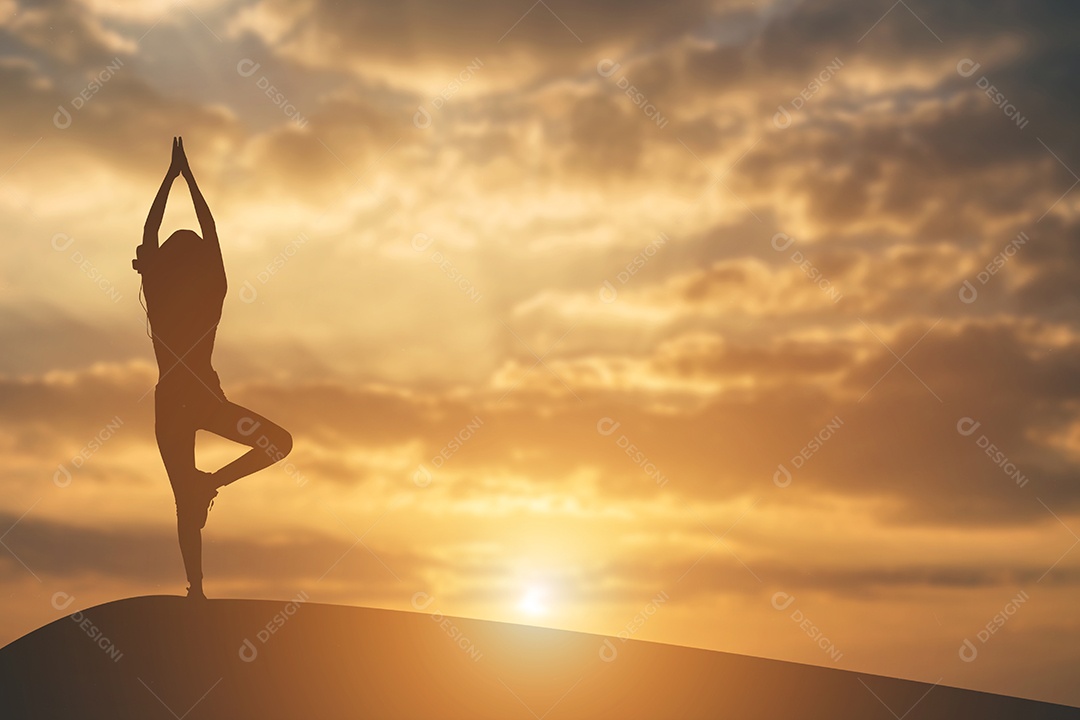 Silhueta de uma linda mulher Yoga pela manhã