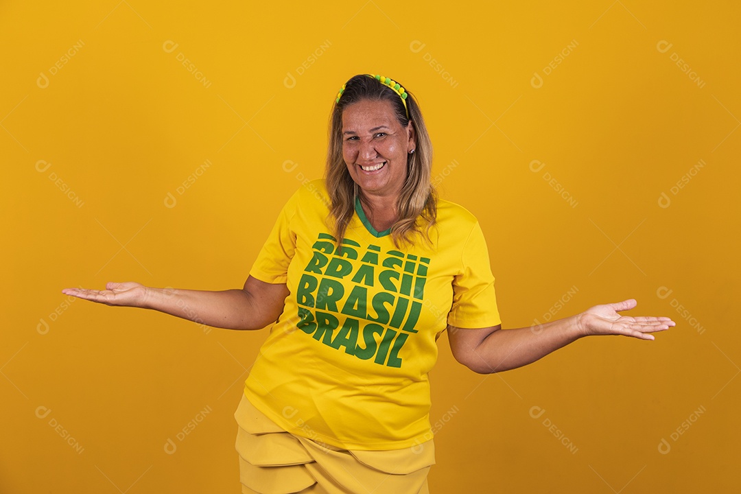 Mulher meia idade brasileira torcedora usando camiseta do brasil