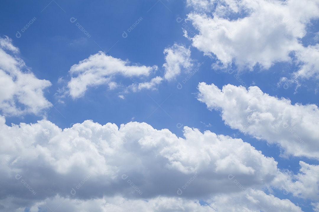 Vasto céu azul e o céu nublado