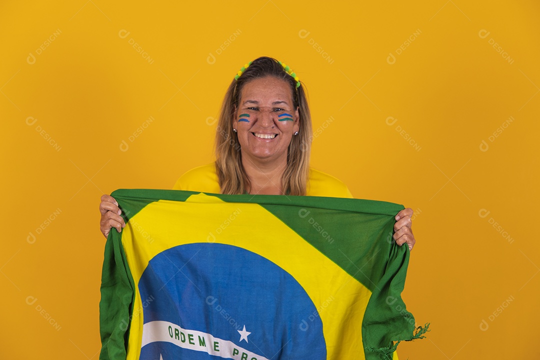 Mulher meia idade brasileira torcedora usando camiseta do brasil
