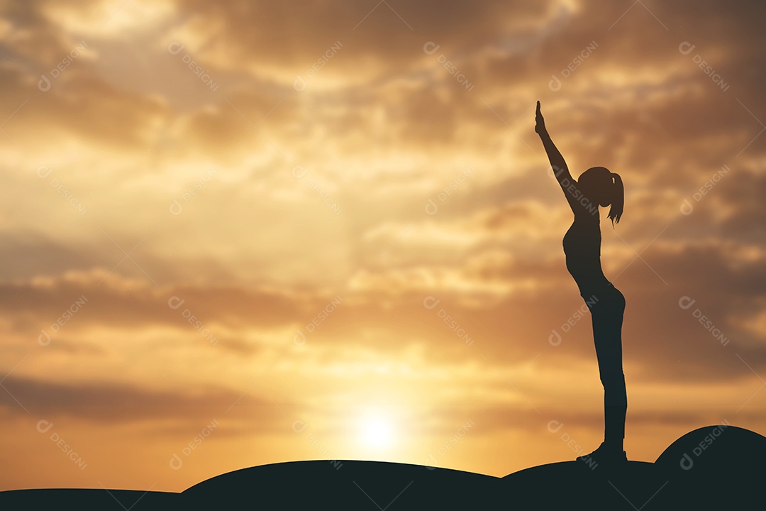 Silhueta de mulher praticando ioga na montanha ao pôr do sol