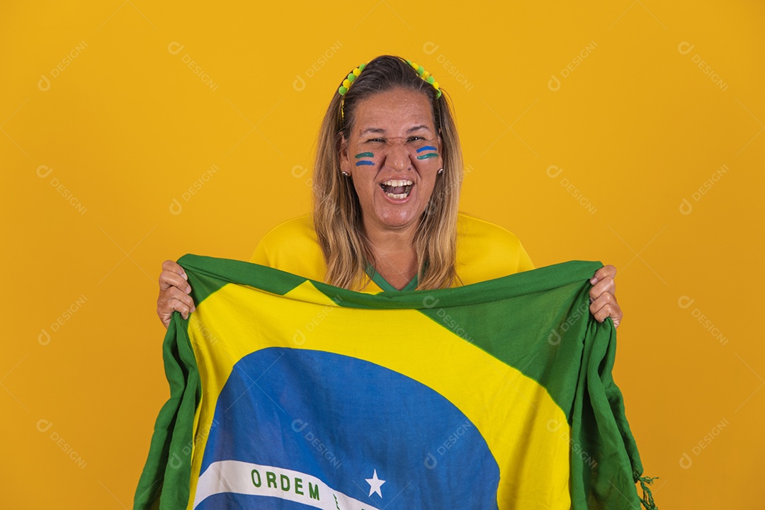 Mulher meia idade brasileira torcedora usando camiseta do brasil