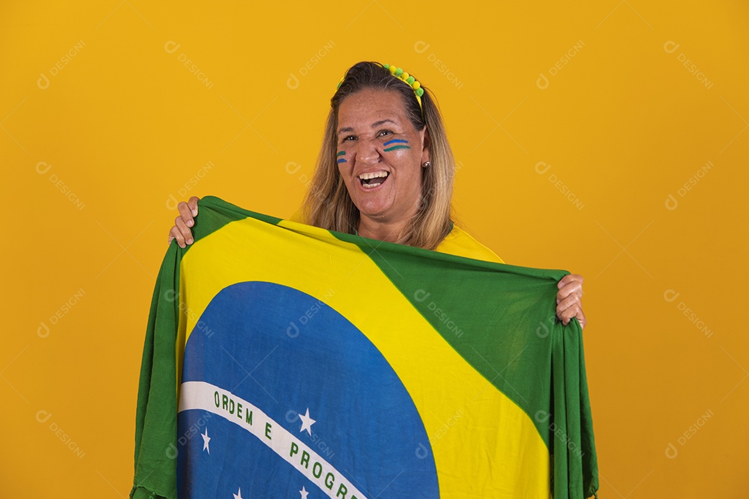 Mulher meia idade brasileira torcedora usando camiseta do brasil