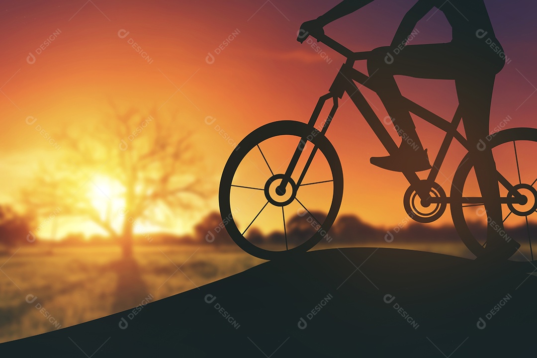 Silhueta de uma mulher na bicicleta montanha pôr do sol.