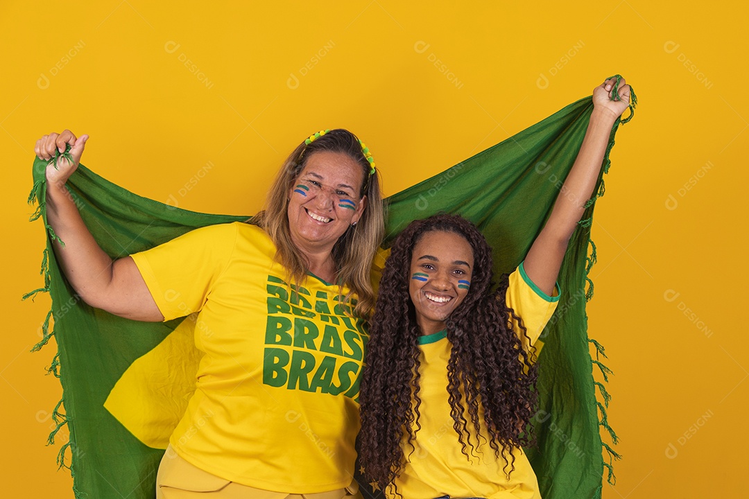 Mulheres amigas torcedoras brasileira usando camiseta do brasil