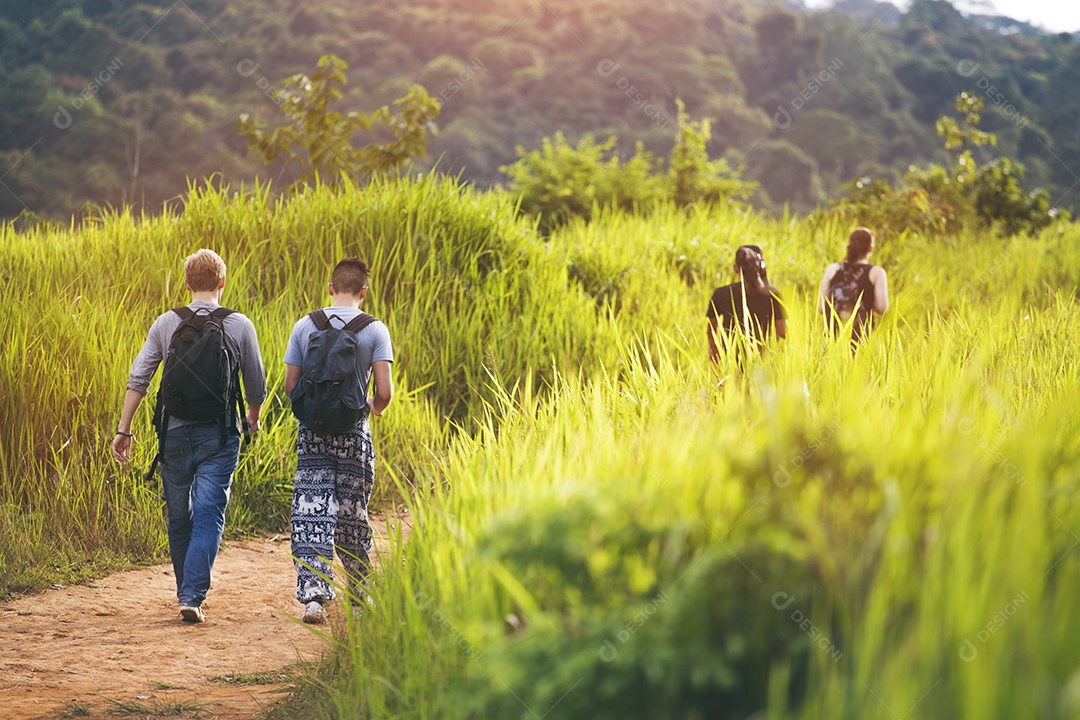 Grupo de amigos andando com mochilas. Aventura, viagem