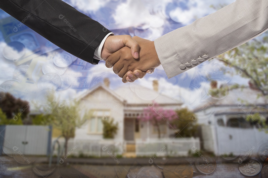 Apertando as mãos na frente de uma bela casa nova e vendida para venda