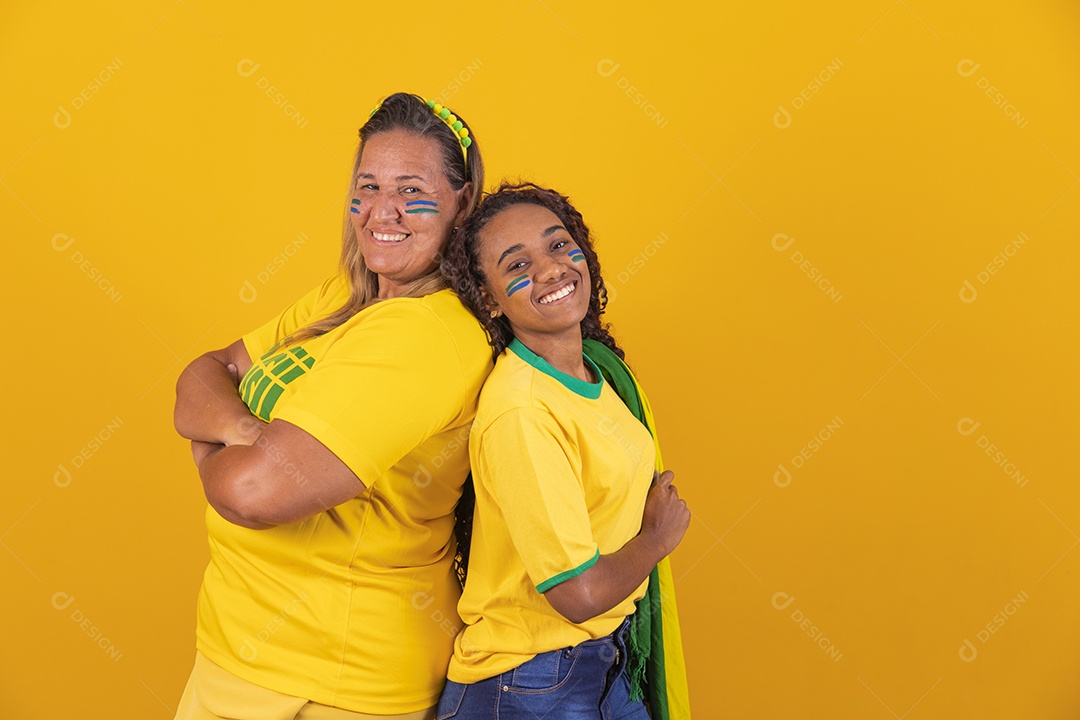 Mulheres amigas torcedoras brasileira usando camiseta do brasil