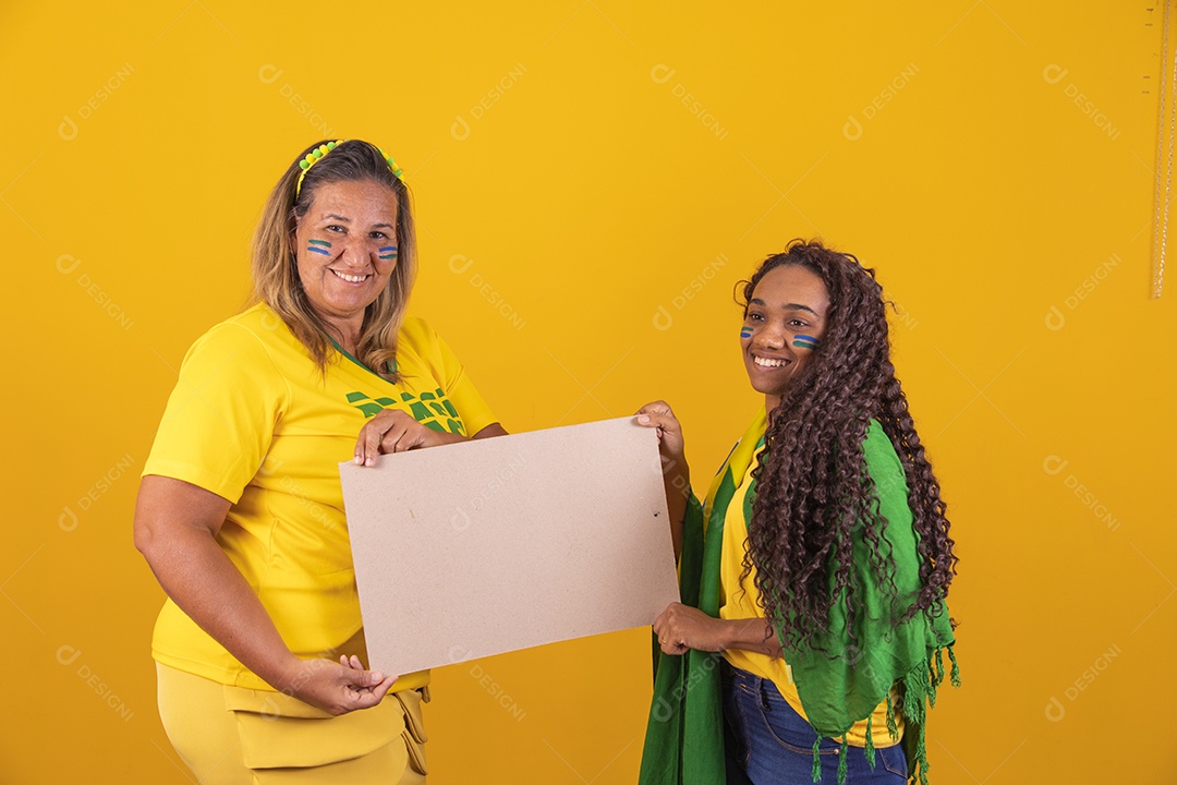 Mulheres amigas torcedoras brasileira usando camiseta do brasil