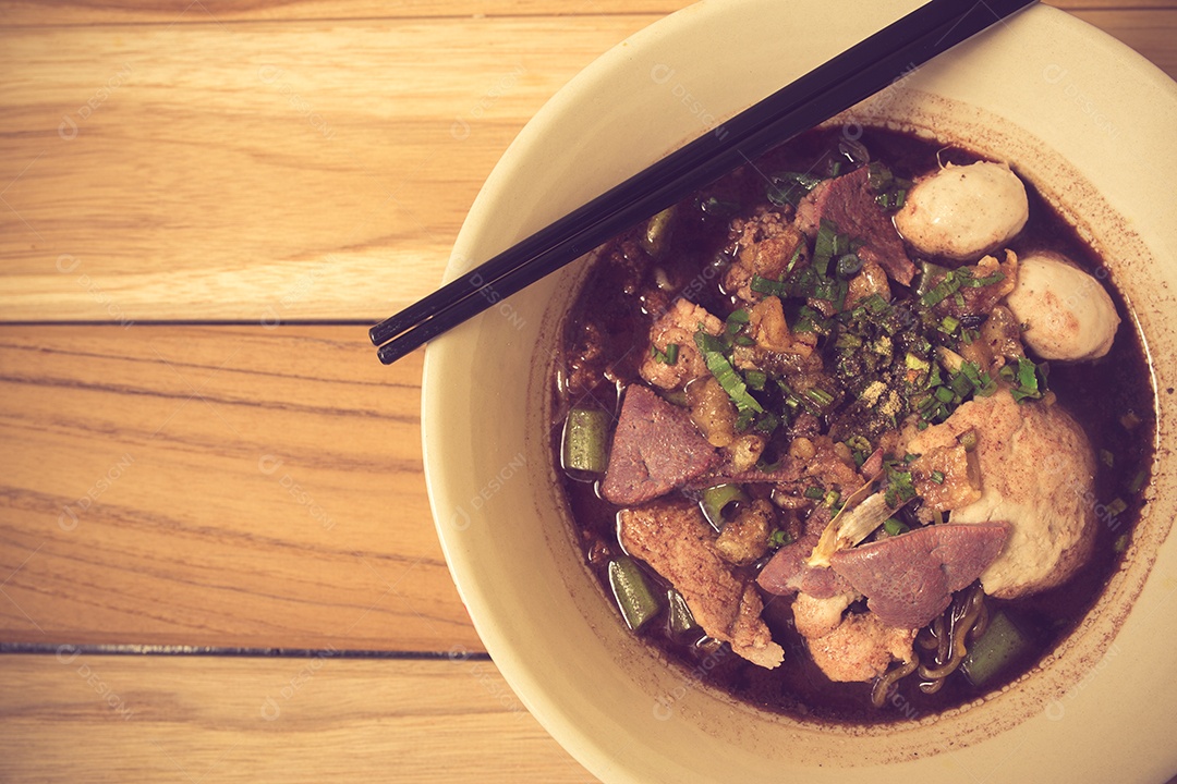 Macarrão de cor vintage de comida tailandesa tradicional