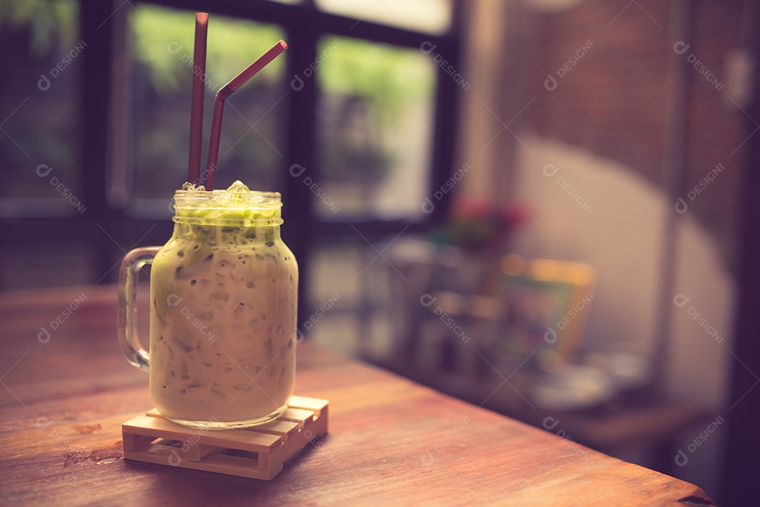 Copo de vidro com gelo chá verde cor vintage