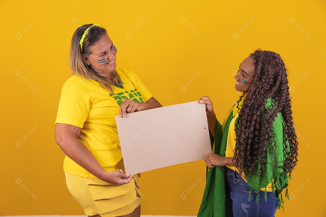 Mulheres amigas torcedoras brasileira usando camiseta do brasil