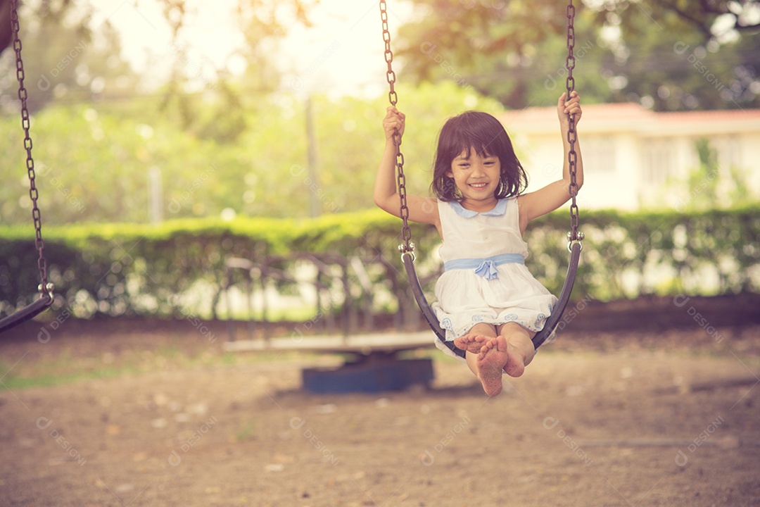 Menina linda garotinha sobre parque