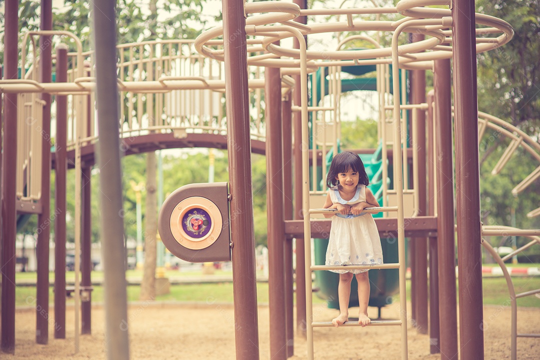 Menina linda garotinha sobre parque