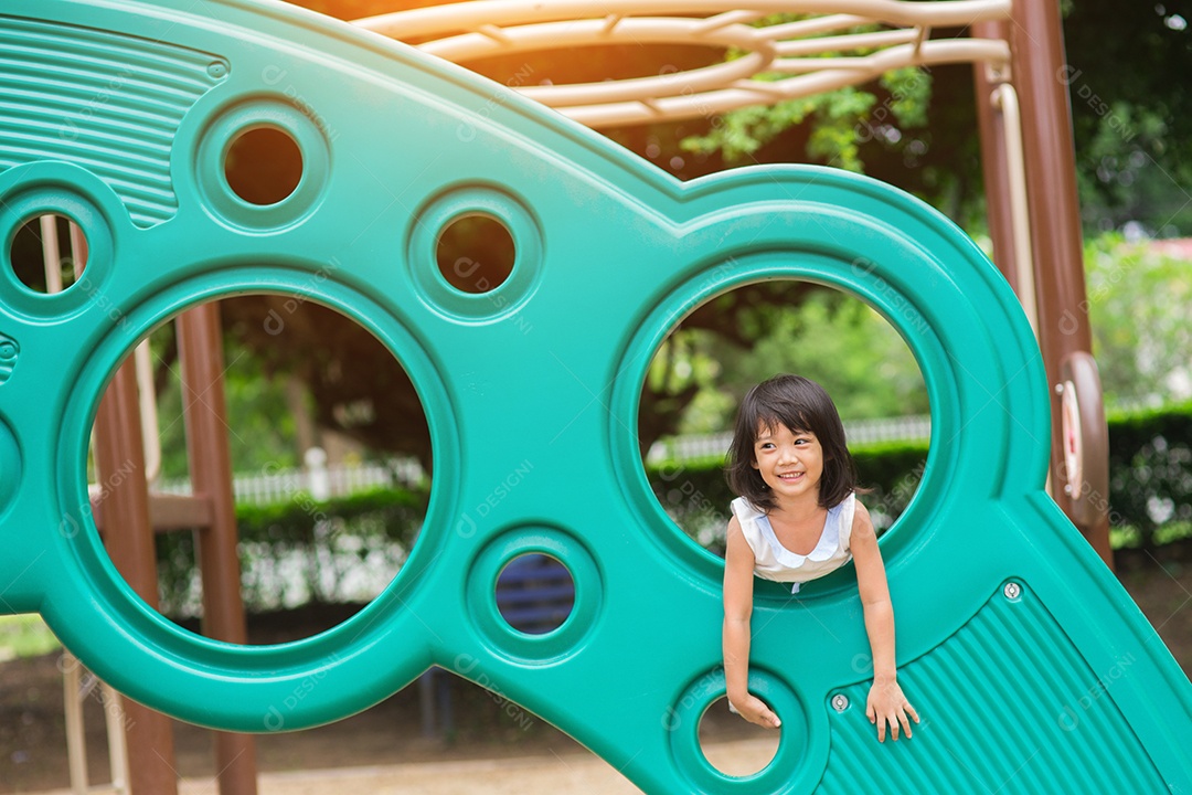 Menina linda garotinha sobre parque