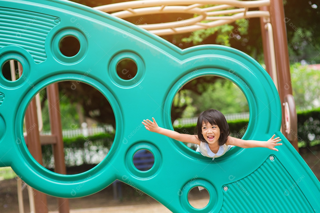 Menina linda garotinha sobre parque