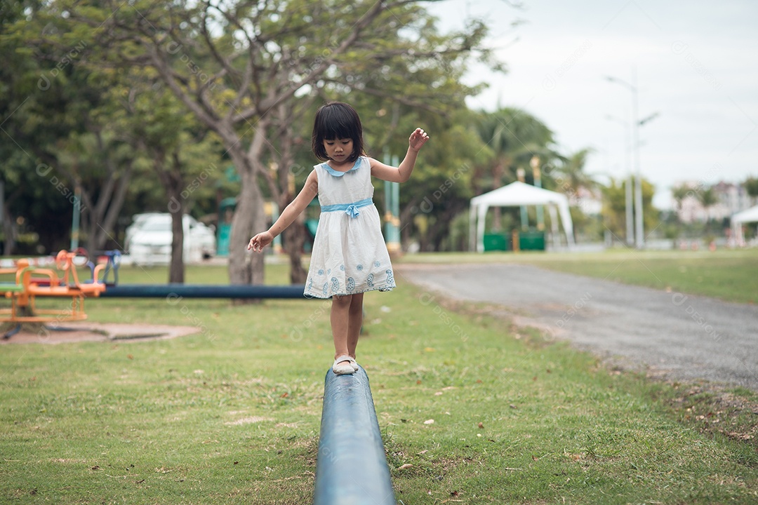 Menina linda garotinha sobre parque