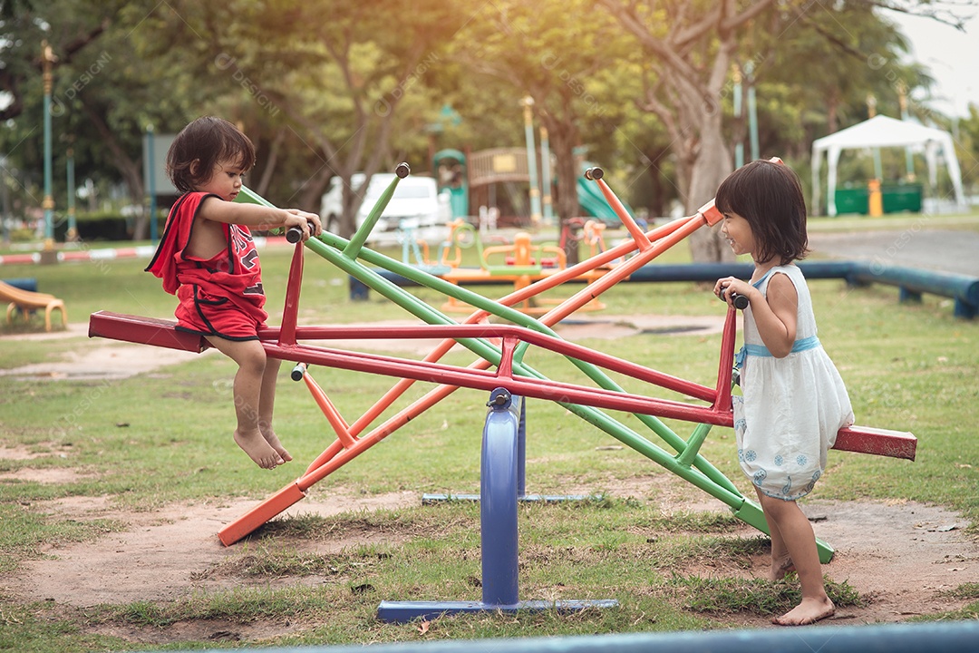 Meninas lindas garotinhas sobre parque