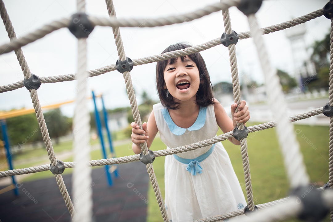 Menina linda garotinha sobre parque
