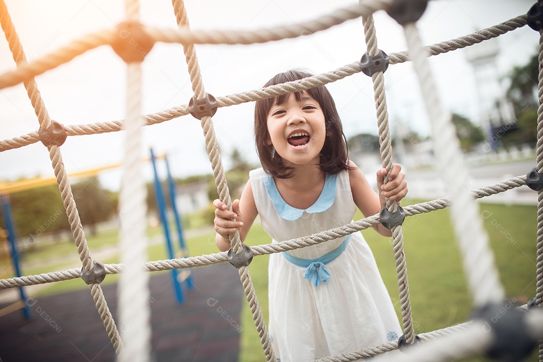 Menina linda garotinha sobre parque