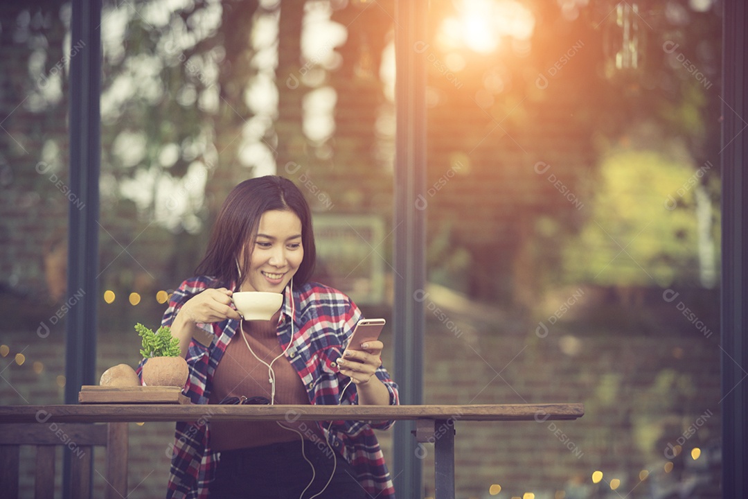 Mulher ouvindo música mídia entretenimento