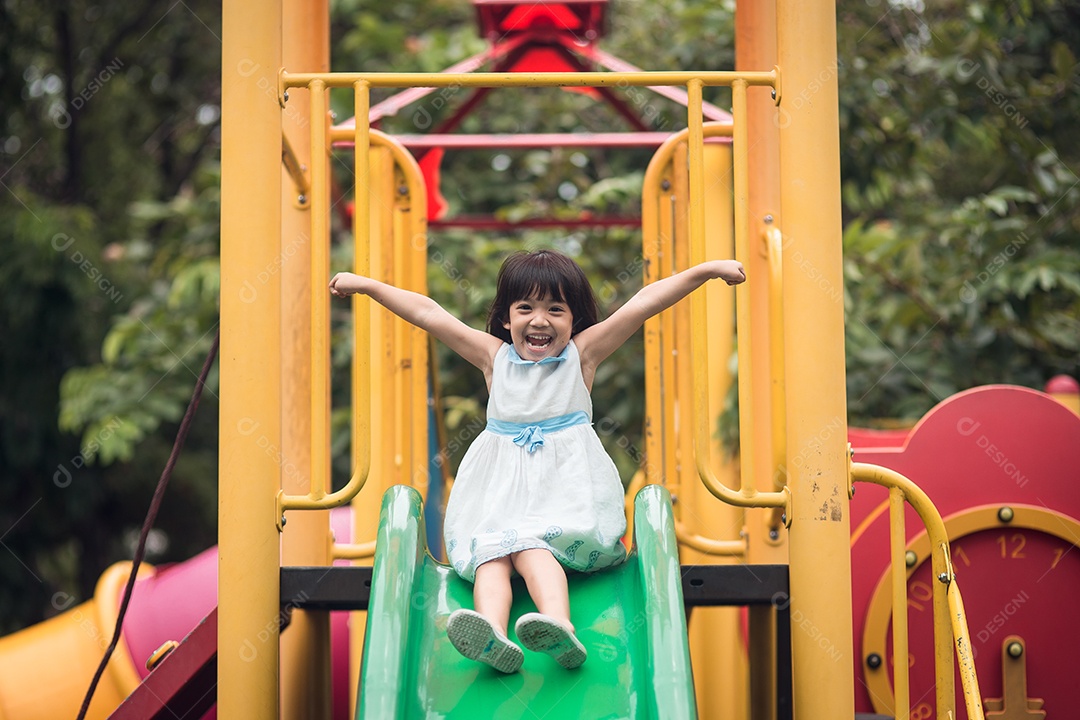 Menina linda garotinha sobre parque