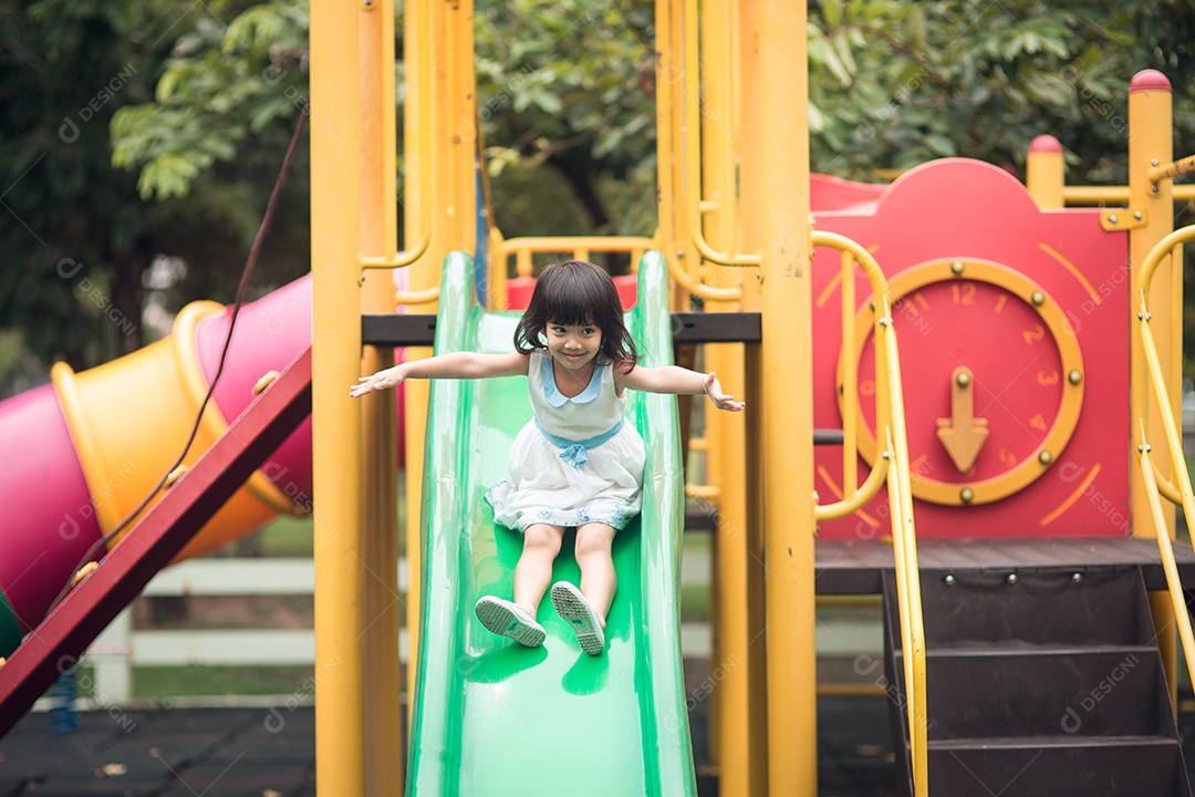 Menina linda garotinha sobre parque