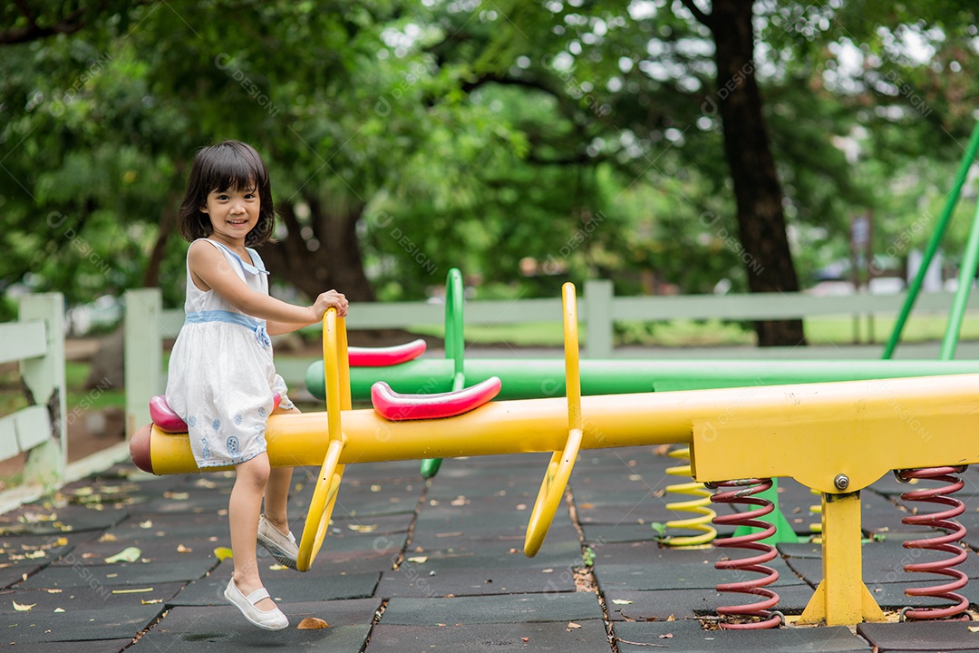 Menina linda garotinha sobre parque