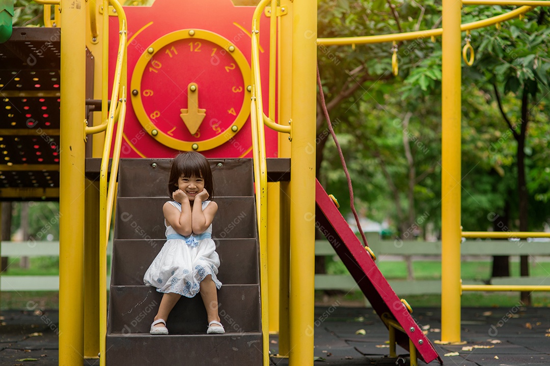 Menina linda garotinha sobre parque