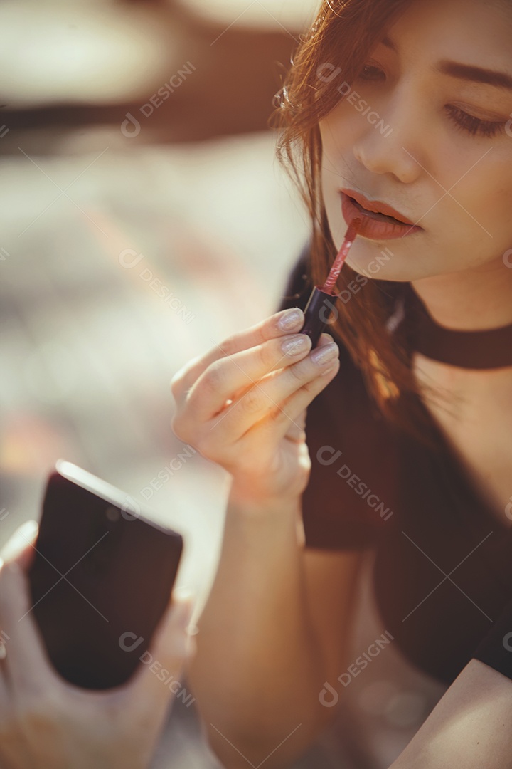 Mulher sexy fazendo maquiagem mulher aplicando batom