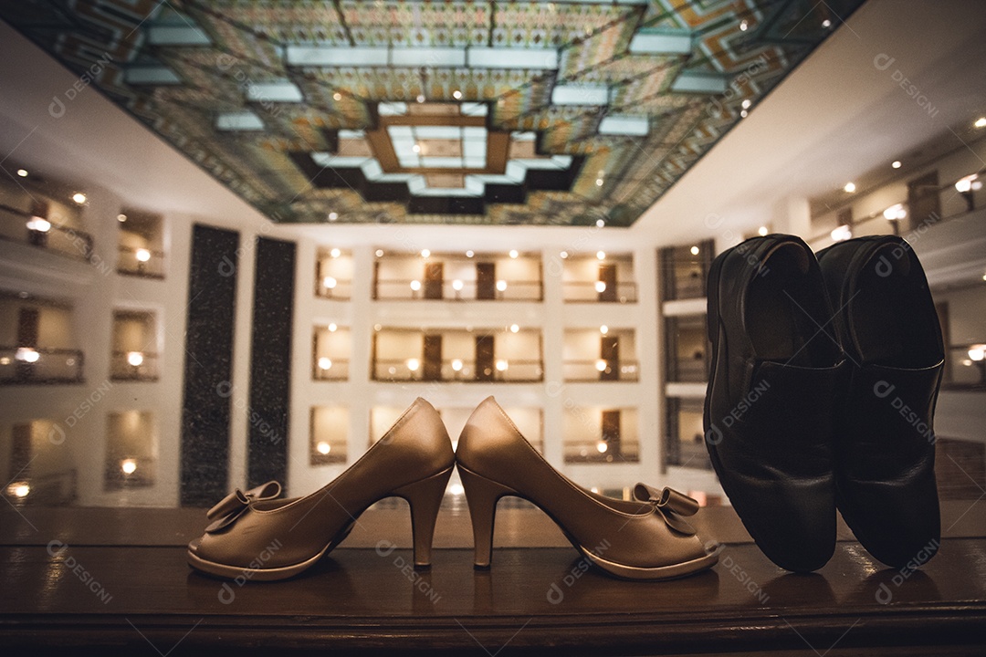 Sapatos da noiva e do noivo