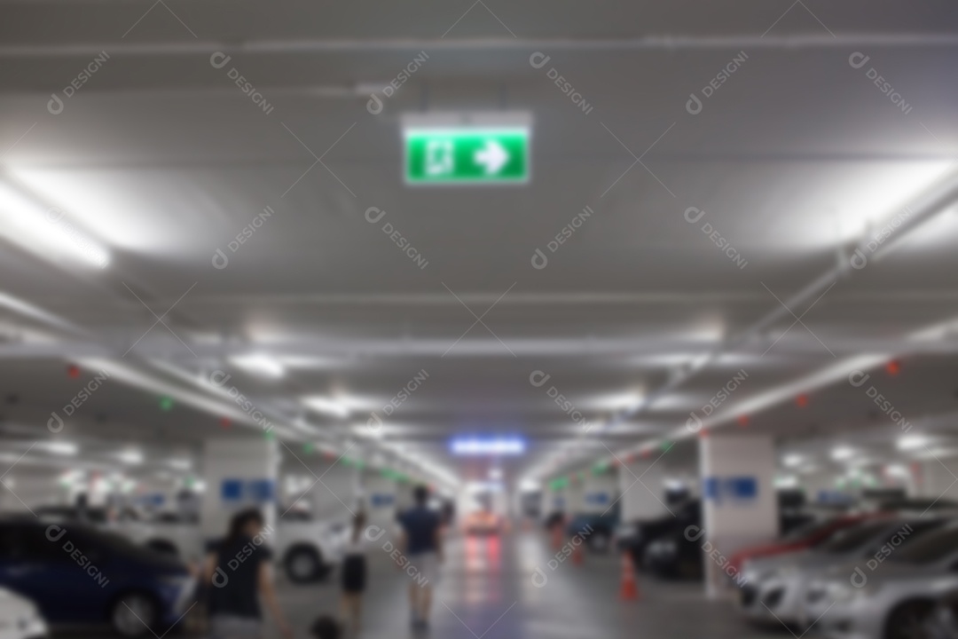 Carro borrado abstrato no background do estacionamento