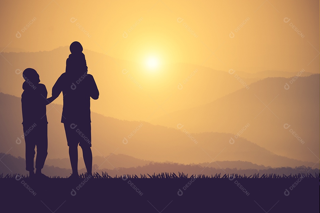 Silhueta de uma família feliz e pôr do sol feliz.