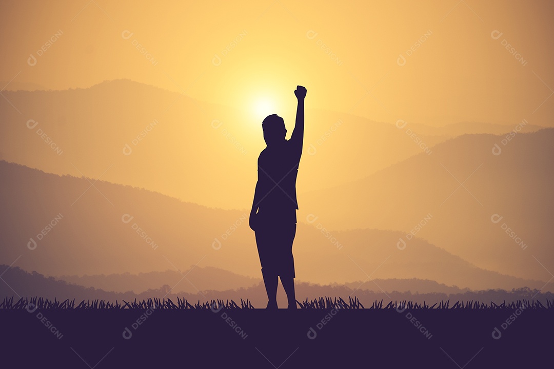 Realizações de silhueta braço bem sucedido para cima homem está comemorando sucesso.