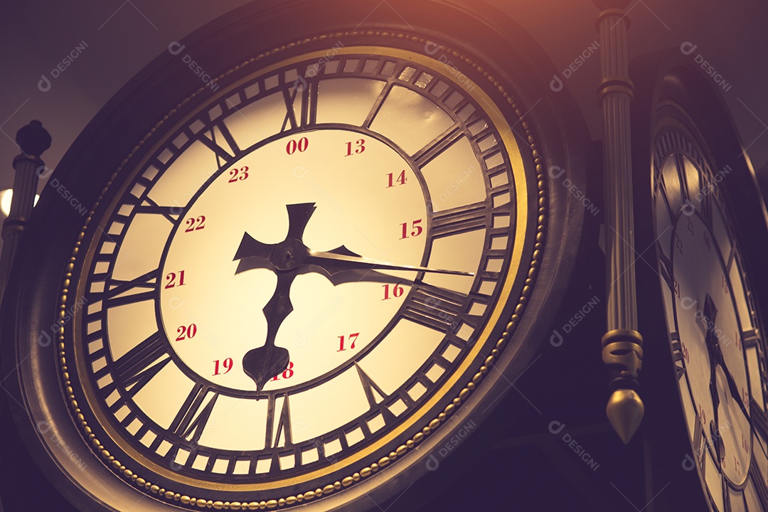 Relógio de rua vintage bonito.