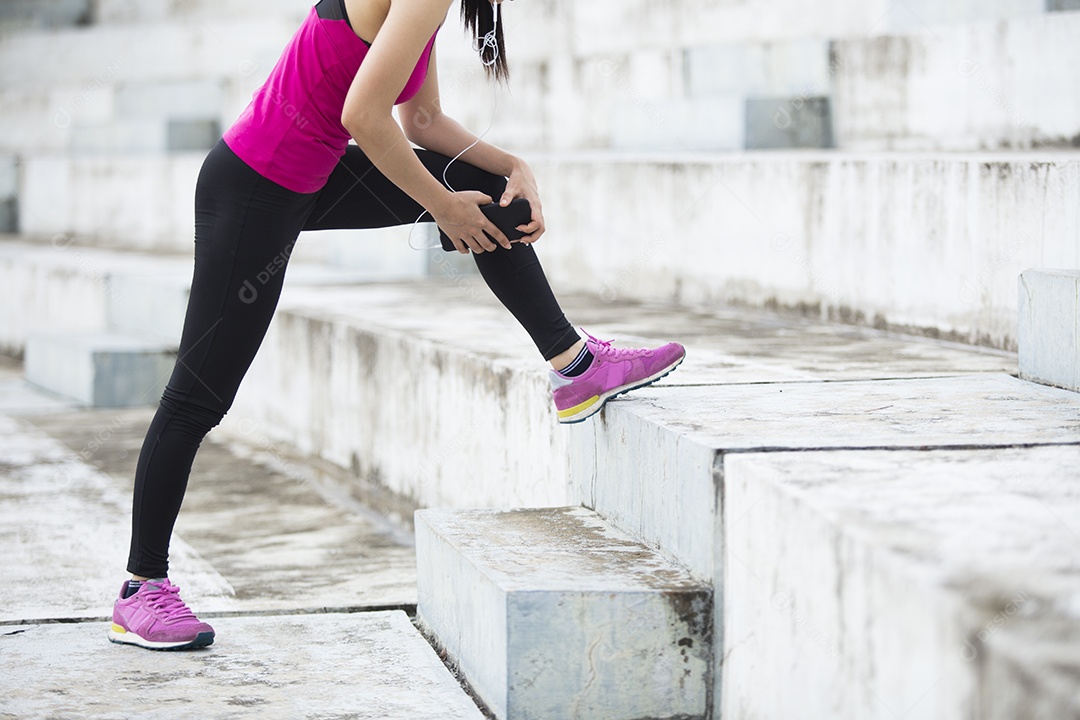 As mulheres se aquecem antes de um treino matinal.