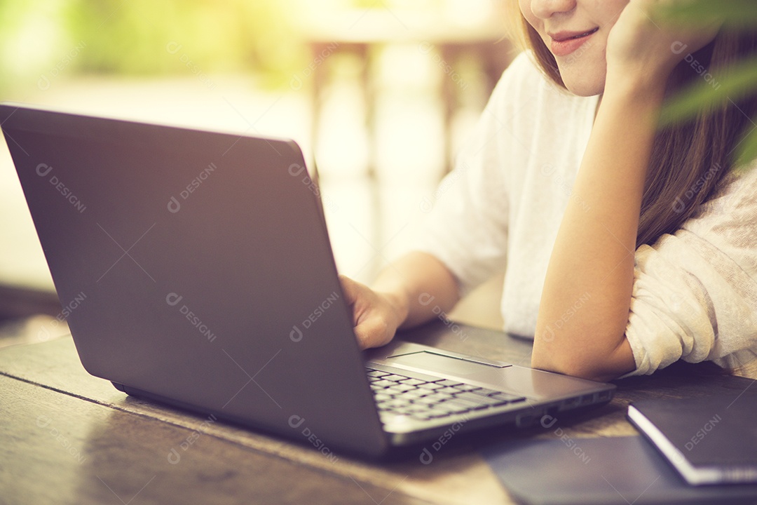 Linda mulher caucasiana sonhando com algo enquanto está sentado.