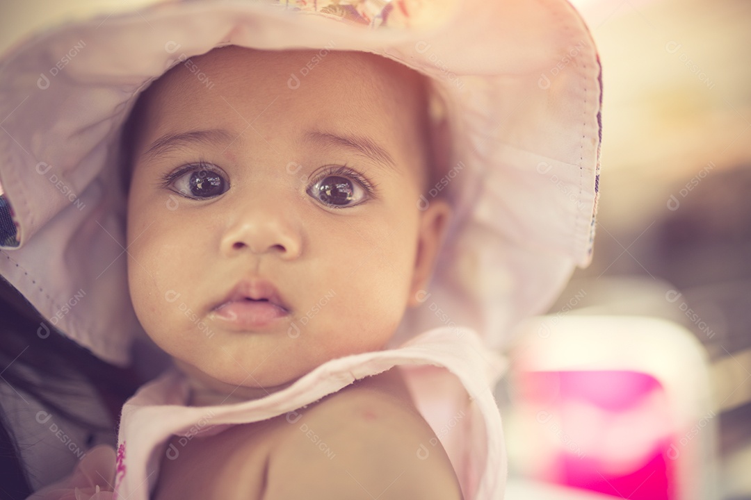 Feche a menina de chapéu cor vintage.