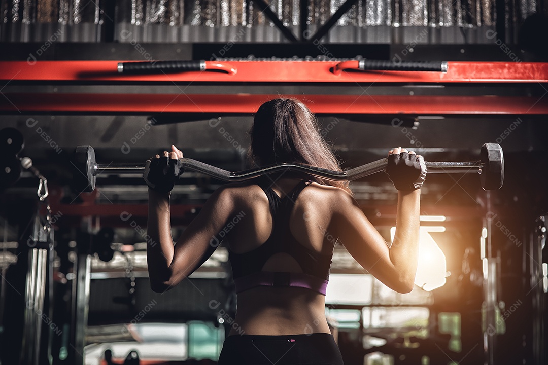 Mulher jovem fitness executa exercício com máquina de exercícios.