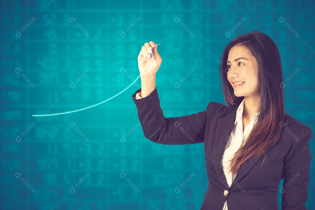 Empresária desenhando uma seta ascendente, representando o crescimento dos negócios.