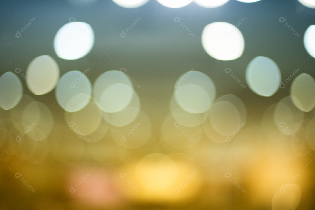 Luzes bokeh desfocadas.