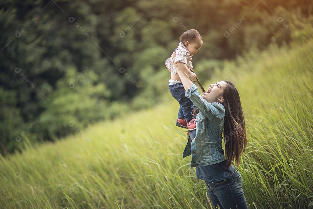 Mãe e filha brincando juntos em um parque.