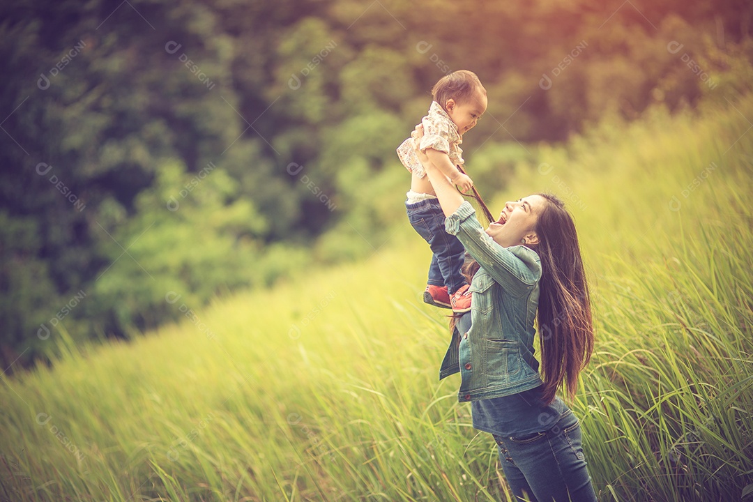 Mãe e filha brincando juntos em um parque.