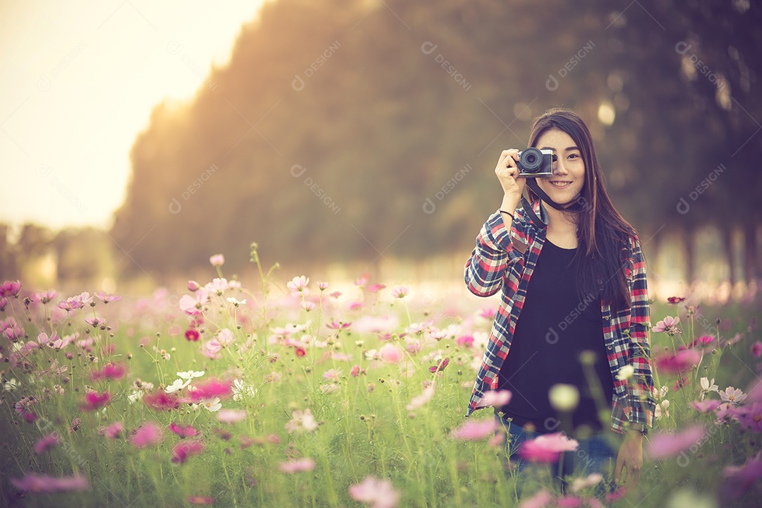 Retrato de estilo de vida sorridente de verão ao ar livre de uma bela jovem.