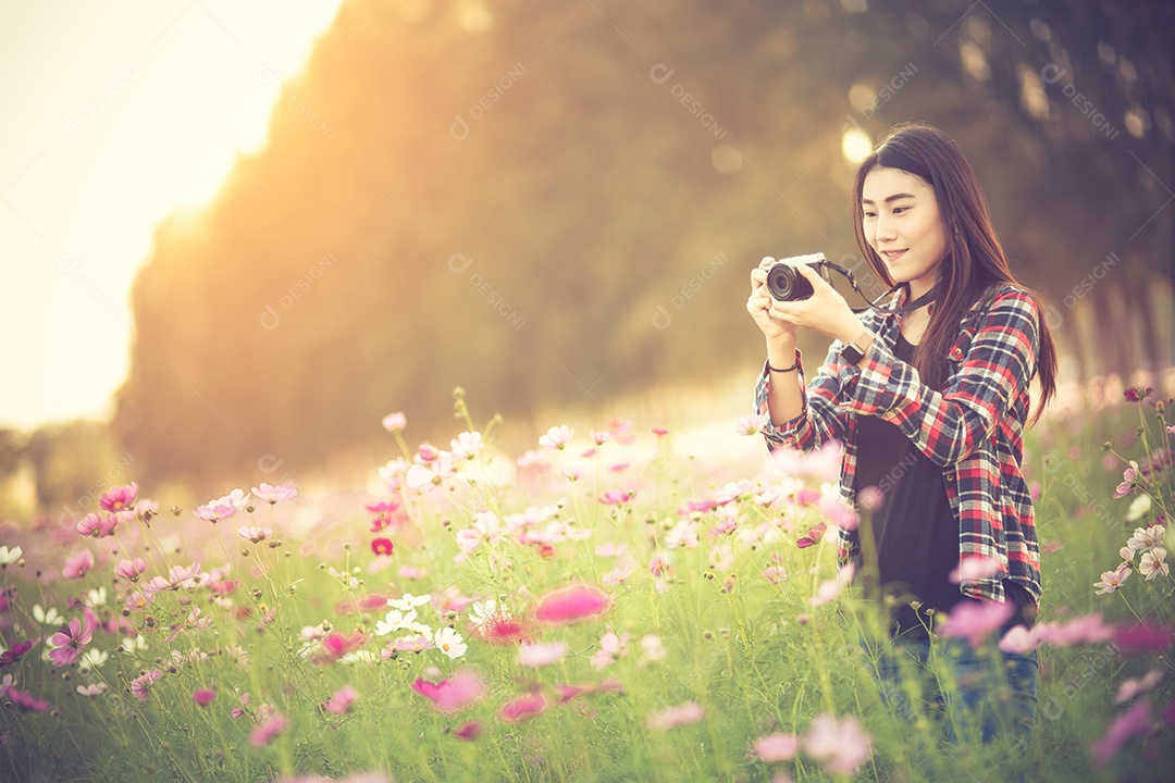 Retrato de estilo de vida sorridente de verão ao ar livre de uma bela jovem.