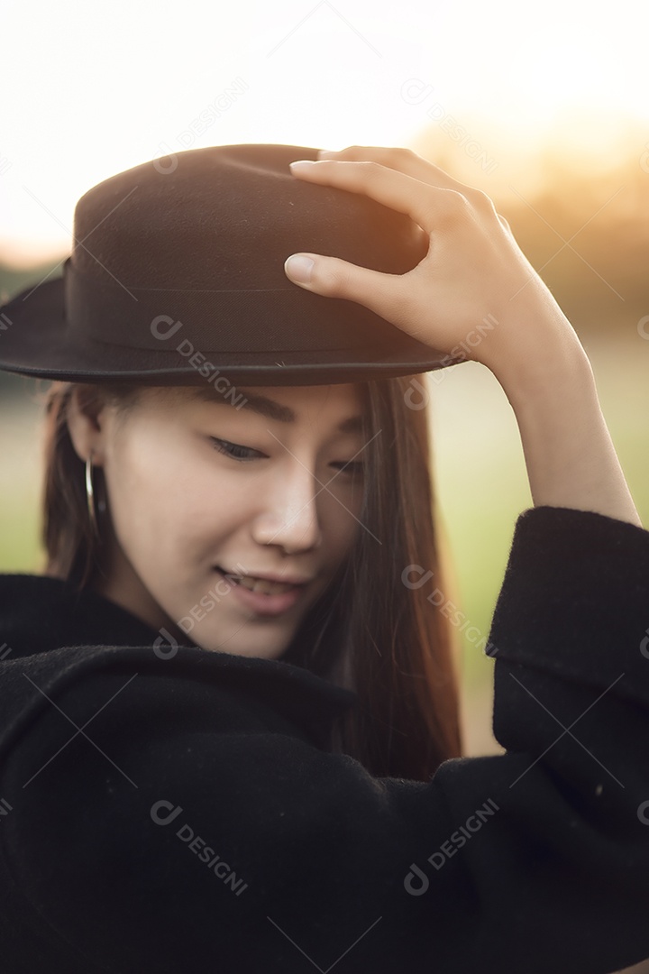 Jovem mulher bonita com um chapéu.